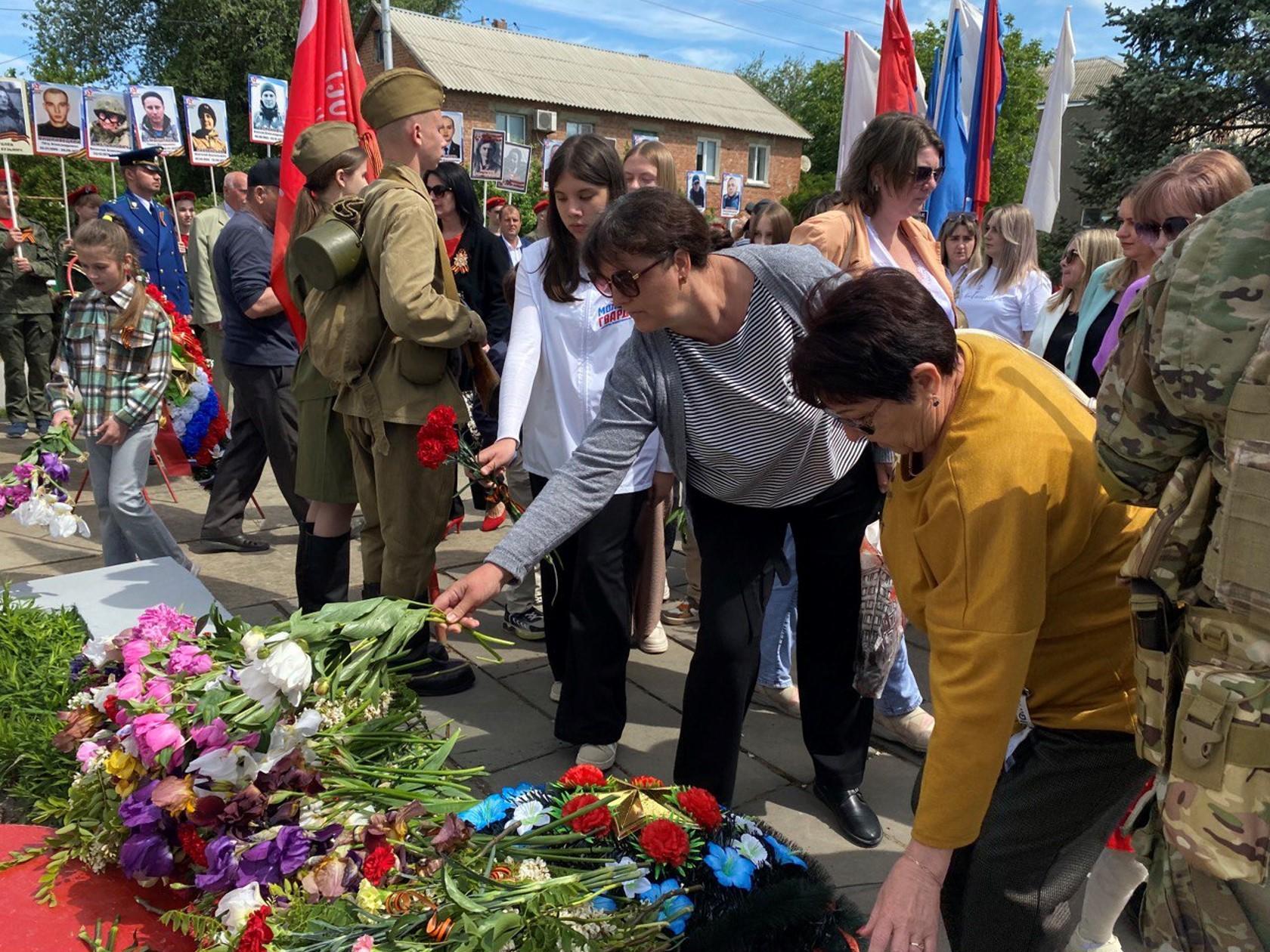 В День Победы возложили цветы к Мемориалу воинам, погибшим в годах ВОВ 1941-1945г